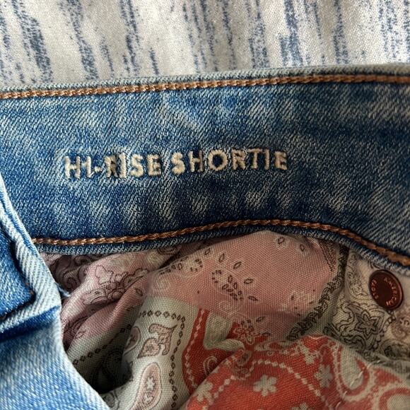 American eagle stretchy distressed light wash denim with paisley pockets size 6 - Picture 4 of 6